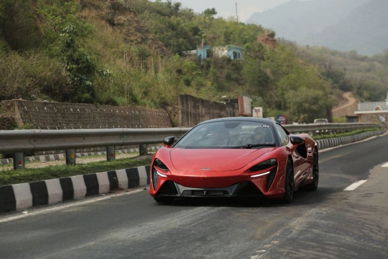 Mclaren artura supercars & sunday brunch high-performance vehicle - McLaren Mumbai