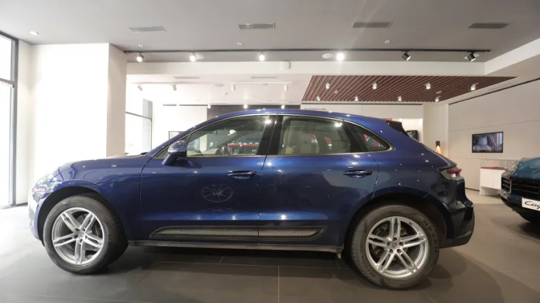 Macan Gentian Blue - Demo Cars