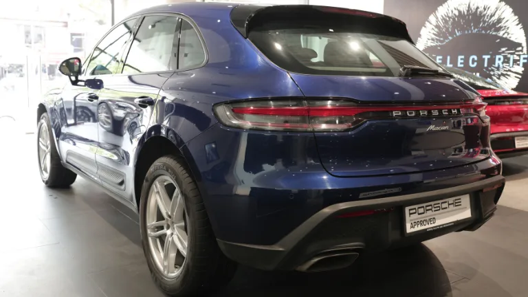 Porsche Macan Gentian Blue - Porsche Preowned Cars